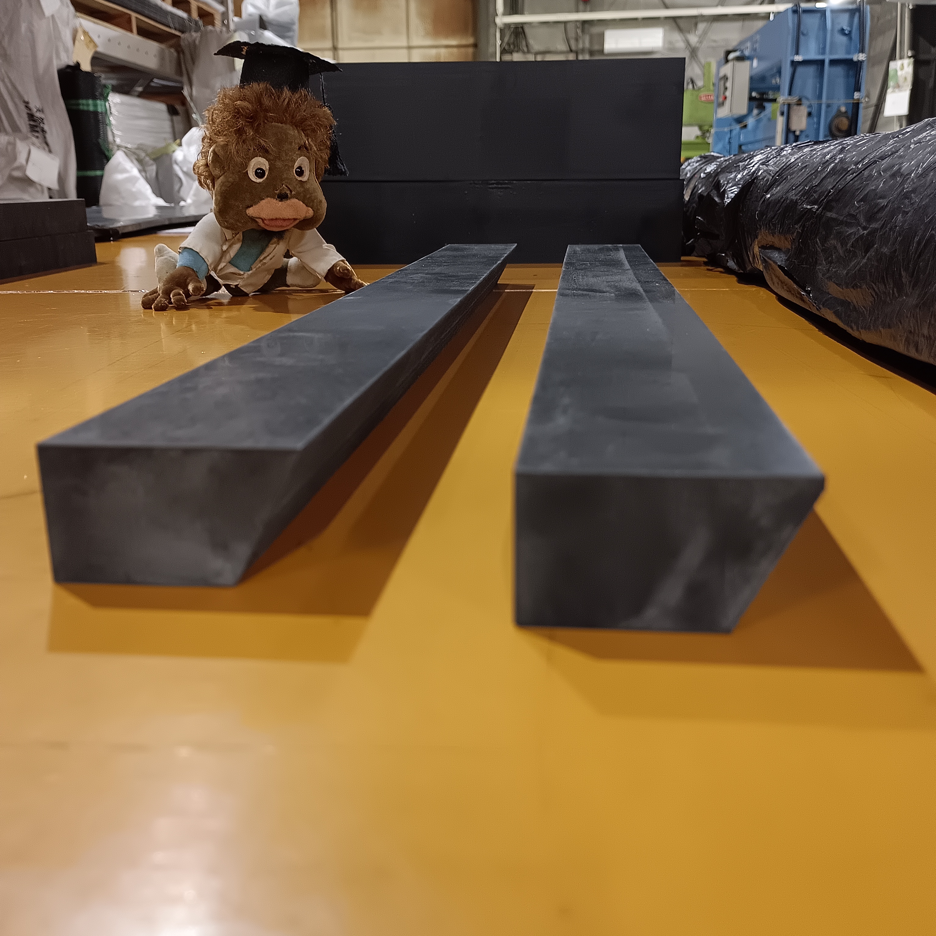 長尺のゴム角材2本の片端に大きな傾斜加工が施された製品