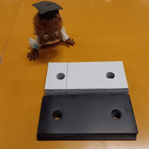 ゴムに両面テープ貼り付け+穴あけをして納品することができます