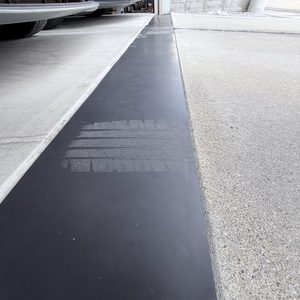 ガレージ前にゴムを敷いて浸水防止に